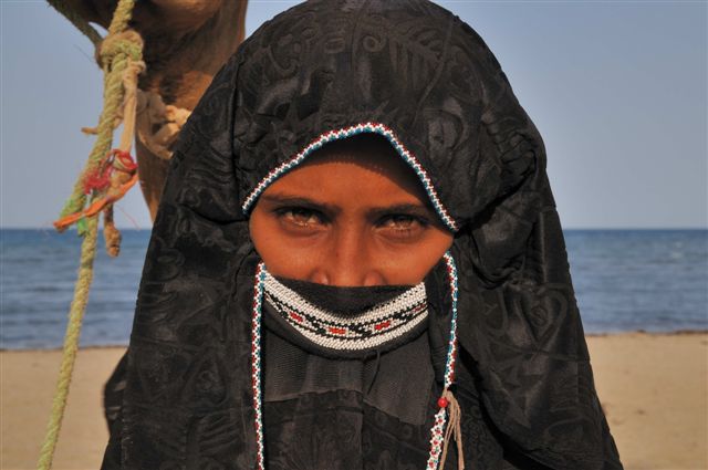 © Paolo Pernigotti ragazza rashaida, spiaggia di Gurgussum, Massawa