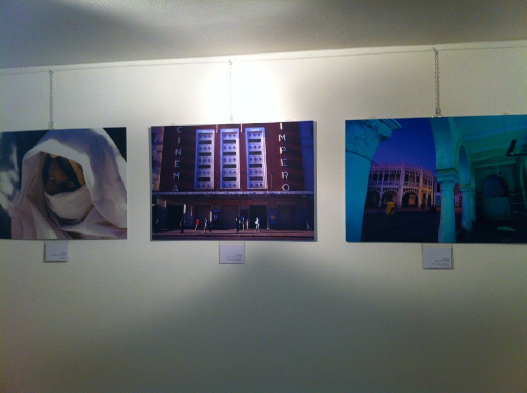 EritreaLive, Milano, Mostra Museo Minguzzi, da sinistra, "ragazza velata" di Angela Prati, 2002 Asmara, Cinema Impero di Alessandro Gandolfi, 2005 Massawa, Alessandro Gandolfi 2005