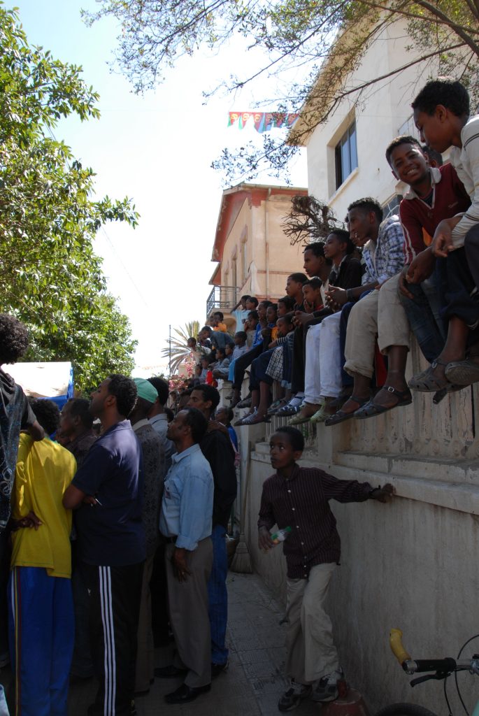 Asmara, posti in "tribuna" per giovani tifosi ERT_0102