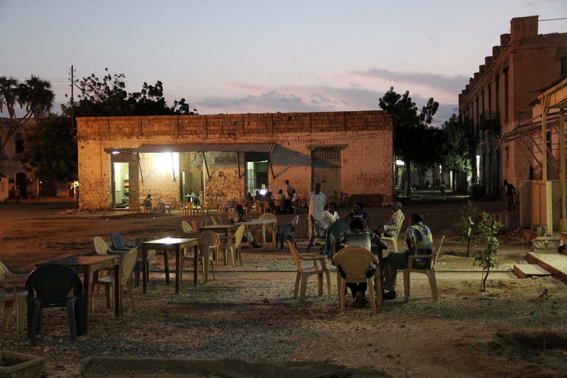 © Gianfredi Pietrantoni, Massawa, tavolini davanti ai bar dove nel tardo pomeriggio si gioca a domino, bevendo tè Eritrea_0803