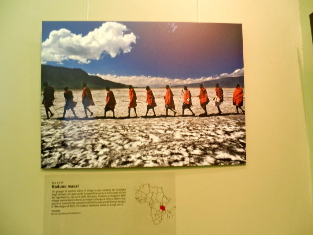 Nella foto di Bruno Zanzottera, "h 13.30, raduno Masai", un gruppo di pastori che si dirige a un consiglio di anziani, attraversando la superficie spaccata dal sale del Lago Narton, a nord della Tanzania.